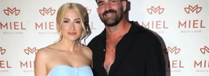 Ιωάννα Τούνη & Δημήτρης Αλεξάνδρου: Σπάνια βραδινή εμφάνιση για το ζευγάρι – Με σιέλ σετ και τσάντα γνωστού οίκου η influencer