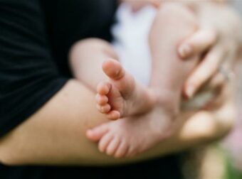 Ανατροπή με τον θάνατο του βρέφους στην Κω: Έτσι πέθανε τελικά, γι’ αυτό συνελήφθησαν οι γονείς του