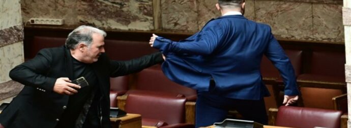 Στον εισαγγελέα ο Κωνσταντίνος Φλώρος για τη βίαιη επίθεση μέσα στη Βουλή – Έσπασε τη μύτη του Βασίλη Γραμμένου (video)