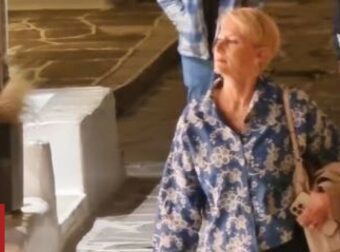 Νατάσα Παζαΐτη: Η μοναχική βόλτα στα σοκάκια της Μυκόνου