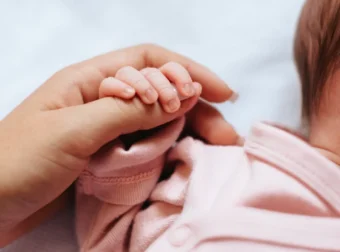 Μέχρι και 11.000 ευρώ η ενίσχυση για τις αυτοαπασχολούμενες μητέρες