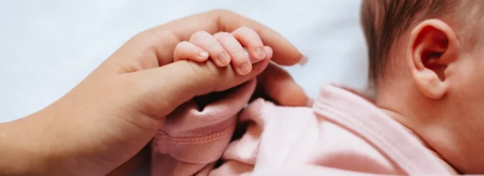 Μέχρι και 11.000 ευρώ η ενίσχυση για τις αυτοαπασχολούμενες μητέρες