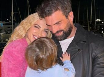 Ιωάννα Τούνη – Δημήτρης Αλεξάνδρου: Κάνουν τραμπάλα στην παιδική χαρά με τον γιο τους