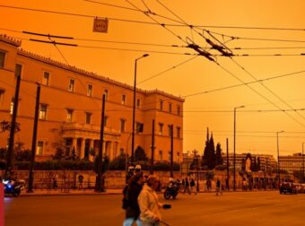 Αφρικανική σκόνη: Πώς θα κινηθεί τις επόμενες ημέρες – Πού οφείλεται ο «κόκκινος» ουρανός