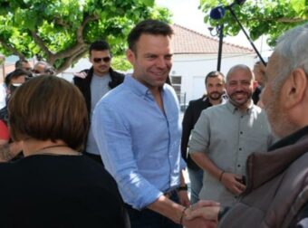 Κασσελάκης: «Είμαι ο Στέφανος είτε φοράω σμόκιν είτε φανελάκι» – Σκληρή κριτική για το ταξίδι Μητσοτάκη στην Τουρκία