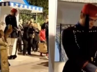 Ρίγη συγκίνησης: Η στιγμή που ο Εύζωνας σκύβει το κεφάλι κατά την περιφορά του Επιταφίου