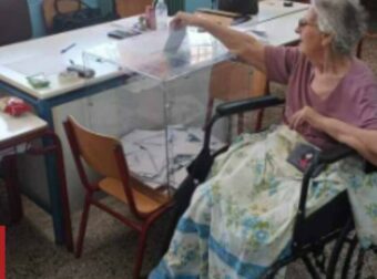 Βόλος: Με αναπηρικό καροτσάκι 84χρονη για να ψηφίσει