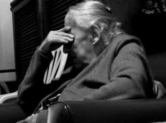 «Θέλω να βάλω την πεθερά μου σε γηροκομείο και να παίρνω τη σύνταξη, δεν την θέλω μες στα πόδια μου, πως θα γίνει;»