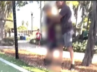 Πατέρας πιάνει από λαιμό και πνίγει 10χρονο γιατί τσακώθηκε με τον γιο του – «Το έκανα για να του δώσω ένα μάθημα» (video)