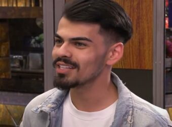 First Dates – Συγκινεί ο Άγγελος: Ο σύντροφός του έχασε τη ζωή του στα Τέμπη