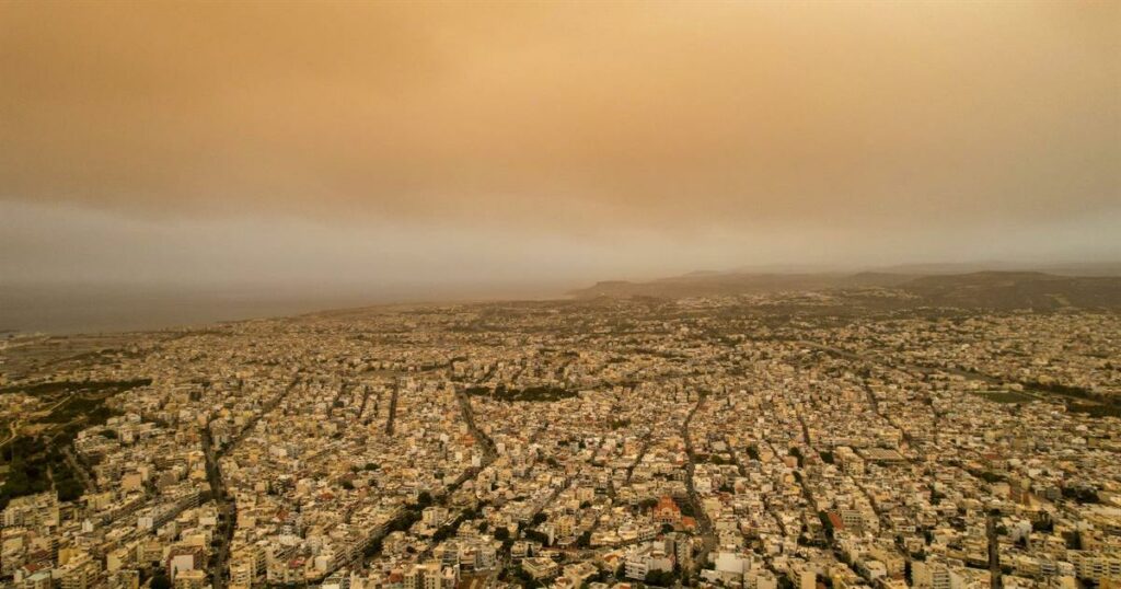 «Βυθίστηκε» η Κρήτη στην αφρικανική σκόνη: Απόκοσμες φωτογραφίες – Στα ύψη ο υδράργυρος