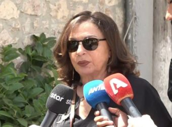 Αχιλλέας Θεοφίλου: Φορτισμένοι συναισθηματικά στην κηδεία του Χάρις Αλεξίου και Μάνος Θεοφίλου – «Ήμασταν οικογένεια έως το τέλος»