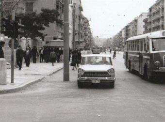 Κουίζ για την παλιά Αθήνα: Σαν από άλμπουμ βλαγμένη αυτή η φωτογραφία – Αναγνωρίζετε την οδό;