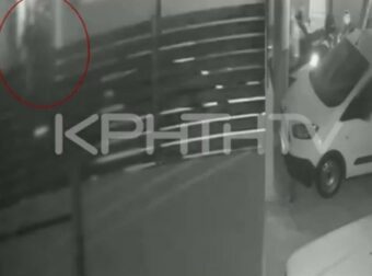 Ηράκλειο: Καρέ-καρέ η στιγμή που η μητέρα εγκαταλείπει το νεογέννητο παιδί της σε κάδο απορριμμάτων