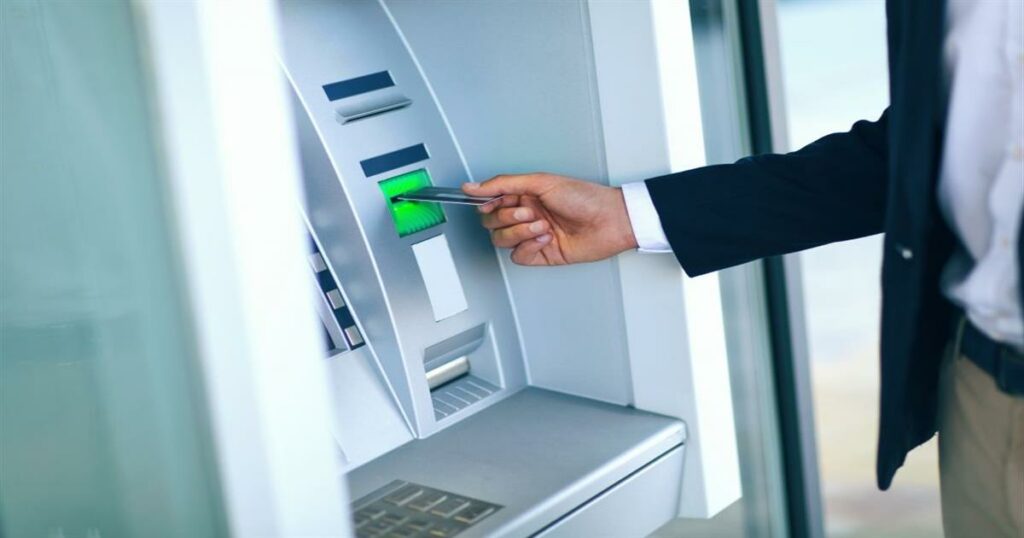 Προσeξτε την Λιβανέζικη Παγίδα: Η κρυφή απάτη του καλοκαιριού που αδειάζει κάρτες ΑΤΜ – Πώς θα… γλυτώσετε τα λεφτά σας