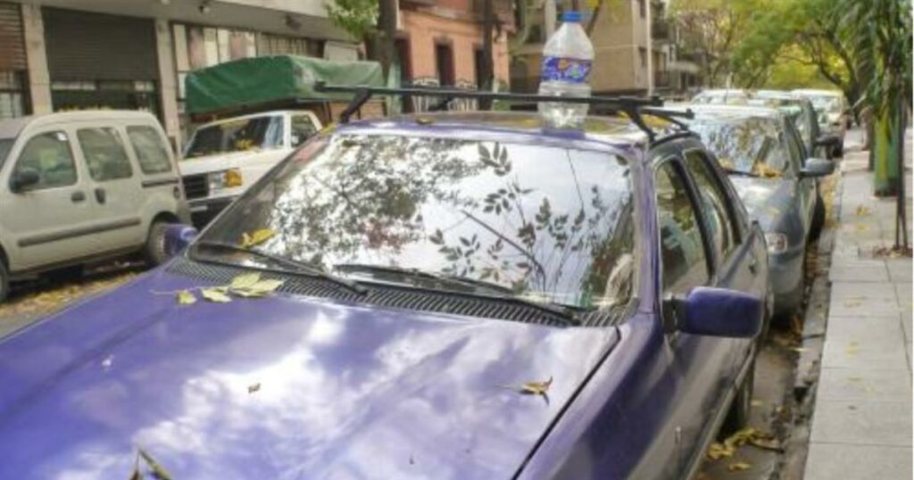 Τι σημαίνει αν βρείτε ένα μπουκάλι στην οροφή ενός αυτοκινήτου – Το μόνο σίγουρο ότι δεν θα είναι τυχαία εκεί…