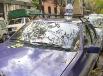 Τι σημαίνει αν βρείτε ένα μπουκάλι στην οροφή ενός αυτοκινήτου – Το μόνο σίγουρο ότι δεν θα είναι τυχαία εκεί…