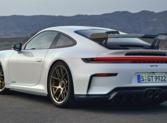 Όλοι απορούσαν τίνος είναι αυτή η λευκή Porsche των 320.000 ευρώ μόλις είδαν ποιος πάμπλουτος πασίγνωστος Έλληνας την οδηγάει…