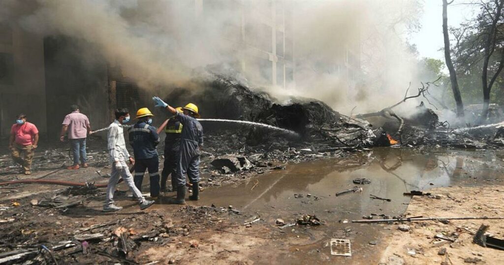 Το αεροπλάνο με τους 242 επιβάτες στην Ινδία συνετρίβη πάνω σε νοσοκομείο – Δεκάδες νεκροί ανασύρονται και από το κτίριο