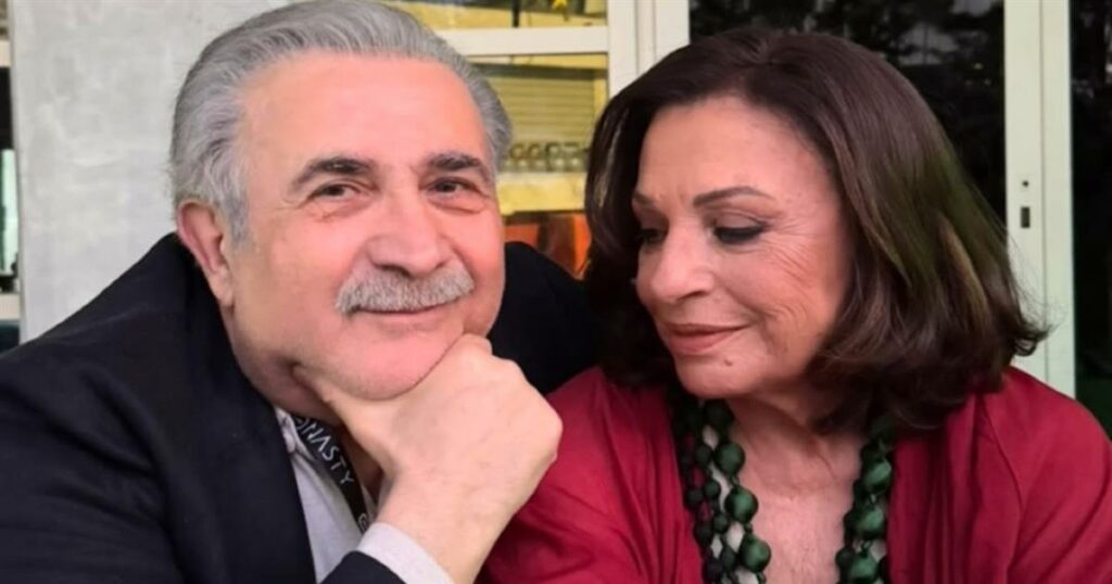 Λάκης Λαζόπουλος για τη συνάντηση Χαρούλας Αλεξίου – ΛΕΞ: «Απ’ το σκοτάδι πίσω απ’ τη σκηνή, είδα το φως τους»
