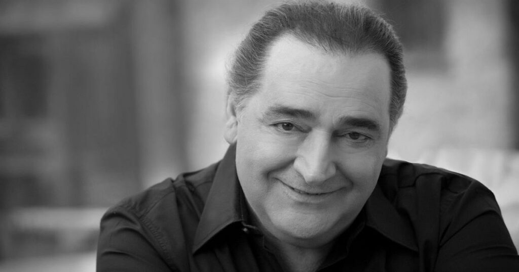 Βασίλης Καρράς: Καλλιτέχνες που συμμετέχουν στην πολυαναμενόμενη συναυλία συγκινούν μιλώντας για εκείνον