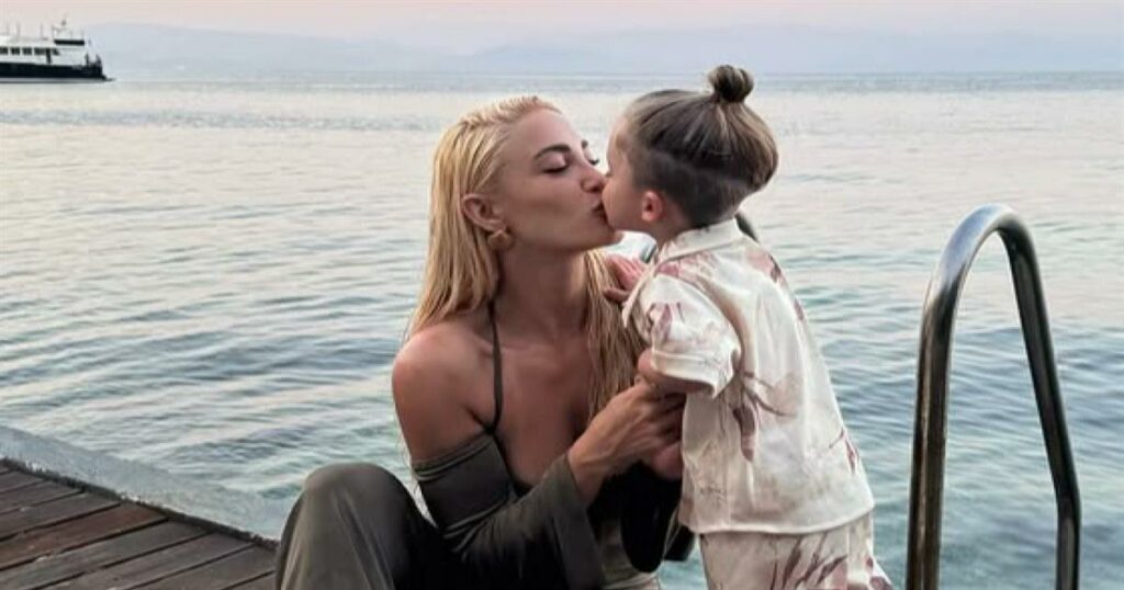Ιωάννα Τούνη: Διακοπές με τον γιο της, Πάρη, και την παρέα της – «Είμαστε οικογενειακά»