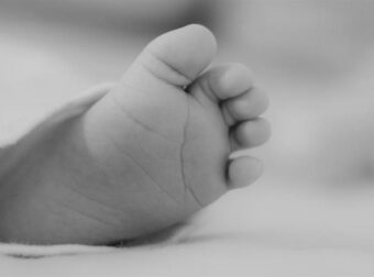 Ηράκλειο: Φοιτήτρια γέννησε νεκρό βρέφος στην τουαλέτα του σπιτιού της – Δεν ήξερε πως ήταν έγκυος ισχυρίζεται
