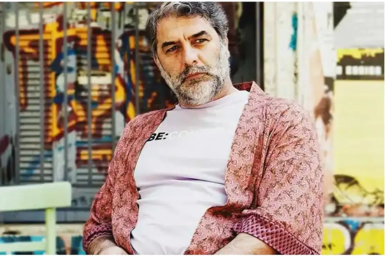 Χαμός με τον Βασίλη Μπισμπίκη – Πόζαρε με κόκκινες γόβες και διχτυωτές κάλτσες