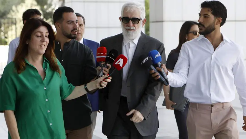 «Ο Πασχάλης Τσαρούχας ξυλοκοπούσε πρώην συντρόφους του»: Χαμός έξω από τα δικαστήρια στη δίκη Φιλιππίδη
