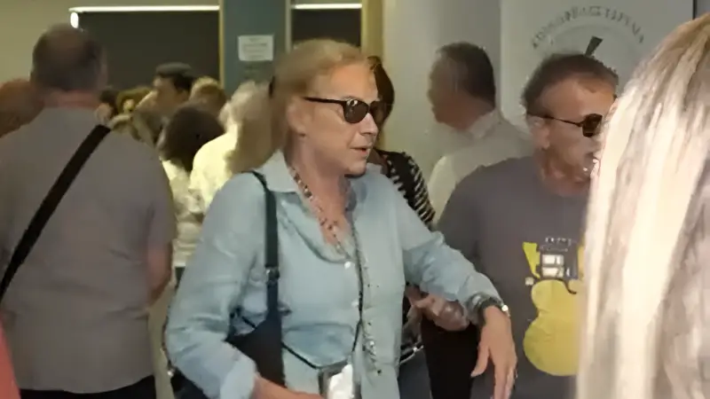 Γιώργος Νταλάρας: Η άβολη στιγμή που η σύζυγός του τον τραβάει από τις κάμερες για να μην κάνει δηλώσεις