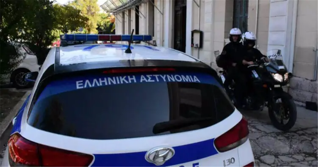 Την κυνηγούσε με ψαλίδι στο δρόμο και την κάρφωσε στην πλάτη – Μπήκε να κρυφτεί σε κατάστημα αλλά την βρήκε (φωτο)