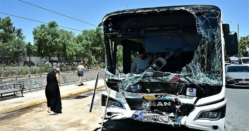 Εικόνες σοκ από το τροχαίο με 2 λεωφορεία στη Βούλα – Στους 32 οι τραυματίες