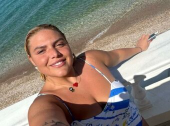 Δανάη Μπάρκα: Ποζάρει με μαγιό στις Σπέτσες – Η βραδινή έξοδος με τη Νόνη Δούνια