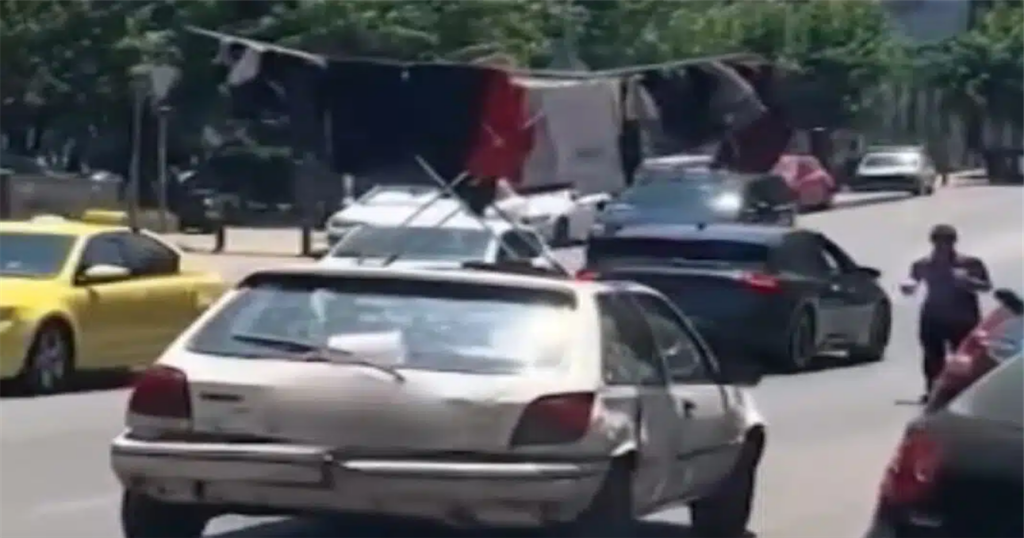 Παγκράτι: Μια εικόνα απλώστρας με ρούχα σε ουρανό αυτοκινήτου έγινε viral – Η θλιβερή ιστορία που κρύβεται από πίσω