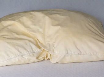 Πώς να καθαρίσετε τα βρώμικα μαξιλάρια για να είναι λευκά και να μυρίζουν ωραία