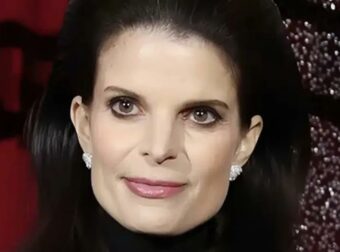 “ΓΙΑΤΙ ΚΟΠΕΛΑ ΜΟΥ;” ΑΓΝΩΡΙΣΤΗ Η ΑΘΗΝΑ ΩΝΑΣΗ – ΚΡΑΤΟΥΣΕ ΣΤΑ ΧΕΡΙΑ ΤΗΣ ΤΟ…