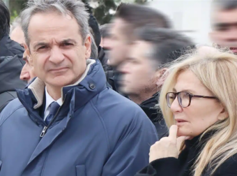 Πήγε σε κηδεία με τρέντι γαλότσα η Μαρέβα – Όλα τα βλέμματα πάνω της