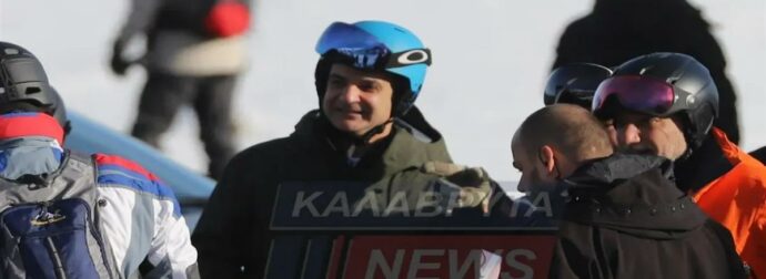 Κυριάκος Μητσοτάκης: Με τα χιονοπέδιλα στον ώμο πήγε στα Καλάβρυτα για σκι