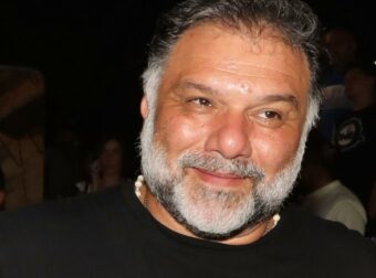 Αρναούτογλου: Με τον γιο του στην κηδεία της μαμάς του – Οι φωτογραφίες που ανέβασε η πρώην σύντροφός του