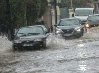Σε «κλοιό» καταιγίδων η Αττική: «Φούσκωσαν» τα ρέματα, εκκενώθηκαν σπίτια – Η εξέλιξη των φαινομένων