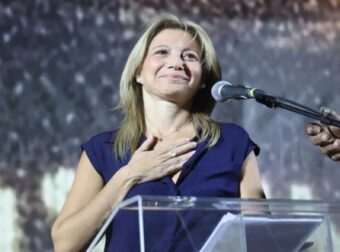 Τρία πρωτοκλασάτα πρόσωπα της ΝΔ στην Καρυστιανού – Της γράφουν και βιβλίο!