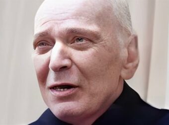 Απομονωμένος με σοβαρά προβλήματα υγείας ζει ο γνωστός τραγουδιστής και παρουσιαστής