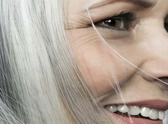Η πραγματική ψυχολογική σημασία του να αφήνεις τα γκρίζα μαλλιά σου φυσικά