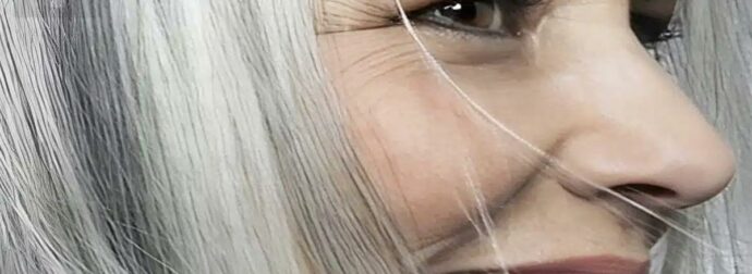 Η πραγματική ψυχολογική σημασία του να αφήνεις τα γκρίζα μαλλιά σου φυσικά