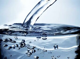 Είναι ωφέλιμο να πίνουμε νερό μόλις ξυπνάμε το πρωί;