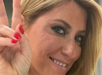 Η Σία Κοσιώνη επέστρεψε σπίτι: Τα πρώτα λόγια και η οικογενειακή φωτογραφία με τον Κώστα Μπακογιάννη και τον γιο τους