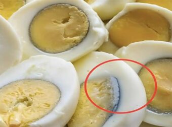 Κανείς δεν ξέρει τον λόγο: Γιατί εμφανίζεται πάντα ένα πράσινο δαχτυλίδι γύρω από τα σκληρά βρασμένα αυγά; Κάνει να τα φας;