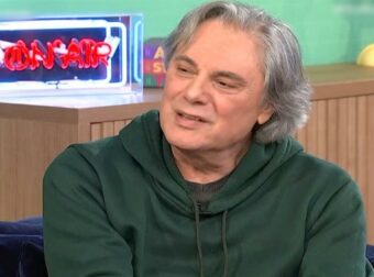 Οδυσσέας Σταμούλης: Γιατί δεν βλέπει πια τους «Δυο Ξένους» – «Είναι ωραίο να βλέπεις τον εαυτό σου στα 25 ενώ είσαι 55;»