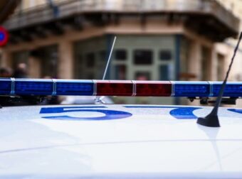 Συνελήφθη γνωστή τραγουδίστρια υπό την επήρεια αλκοόλ – Πήρε σβάρνα 5 αυτοκίνητα στο Κολωνάκι