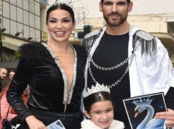 Χατζίδου & Παύλου: Παρουσίασαν το Καρναβάλι του Μοσχάτου – Ταύρου μαζί με την κόρη τους! (Φωτογραφίες)